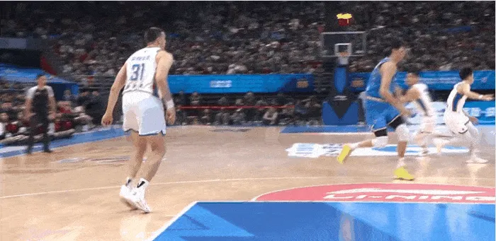 华体会官网-周琦制霸禁区张开长臂，上演单臂暴扣势大力沉